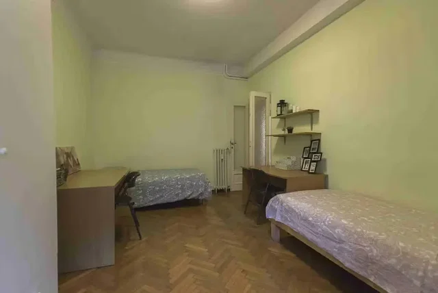 Schlafzimmer; holzboden, tageslicht