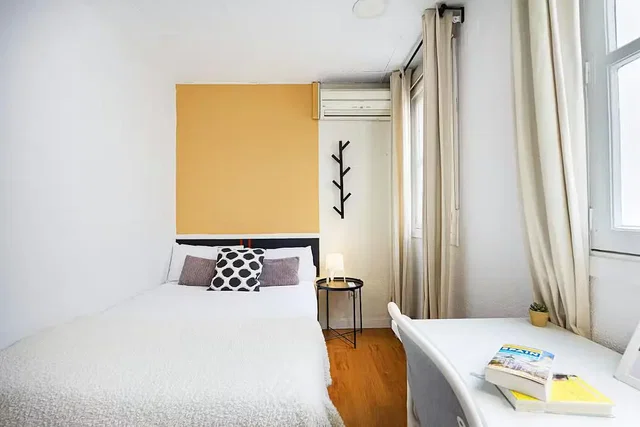 Dormitorio; suelo de madera, luz natural
