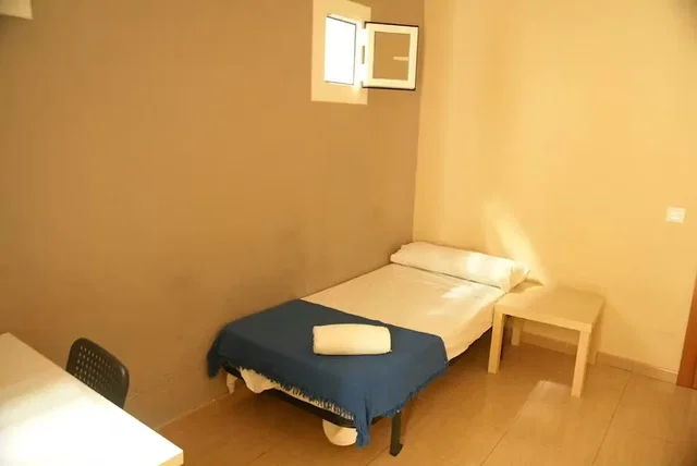 Dormitorio; luz natural, suelo de baldosas