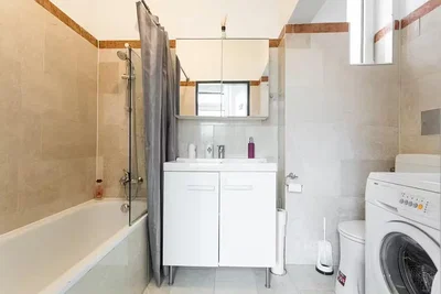 Banyo; fayans zemin, doğal ışık, tadilatlı