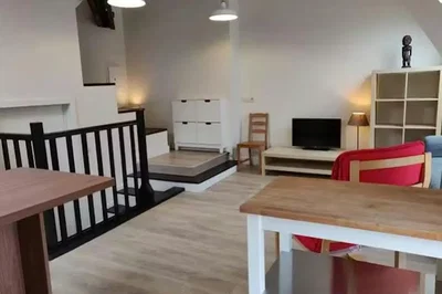 Soggiorno; pavimento in legno, luce naturale, stile moderno
