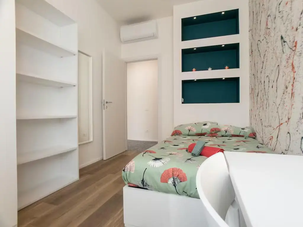 Schlafzimmer; holzboden, tageslicht