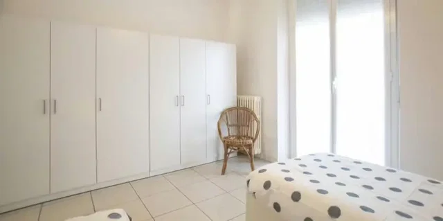 Ložnice; dlažba, přirozené světlo