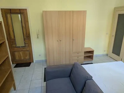 Camera da letto; pavimento in piastrelle