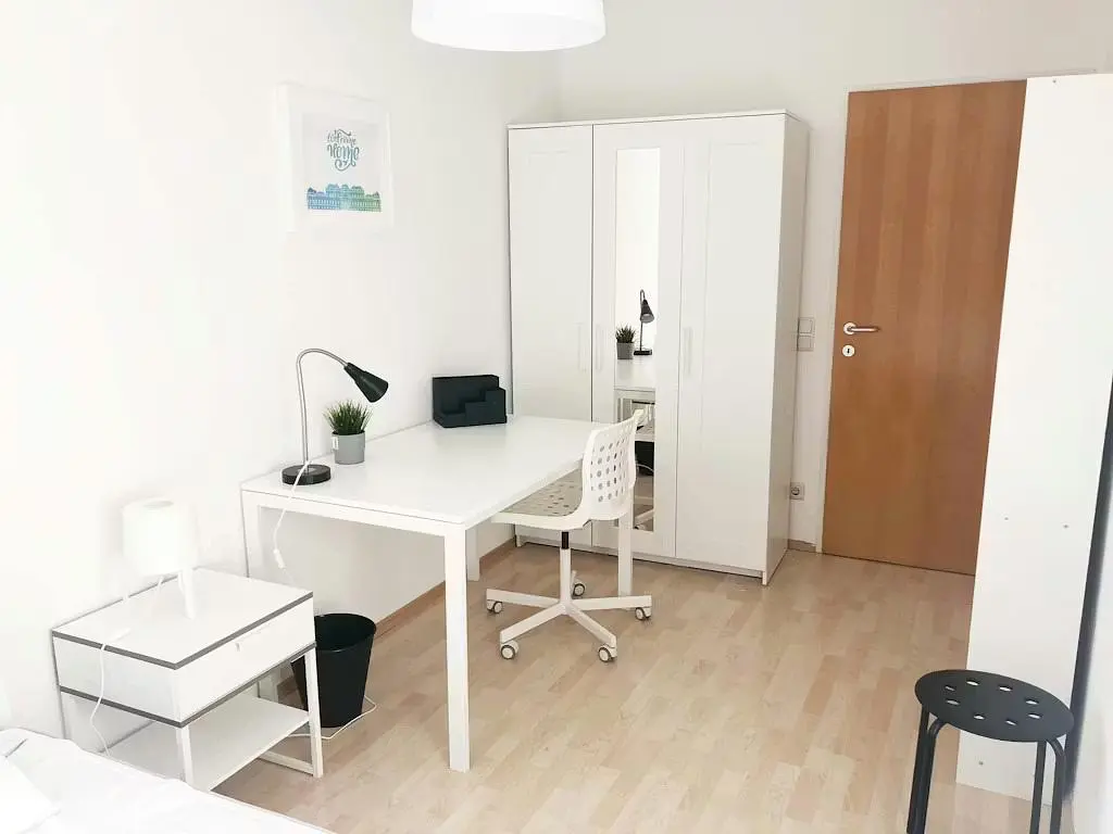Ložnice; dřevěná podlaha, přirozené světlo, moderní styl