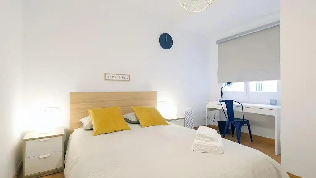 Spavaća soba; prirodno svjetlo, moderni stil