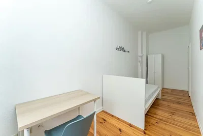 Spavaća soba; drveni pod, prirodno svjetlo