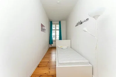 Spavaća soba; drveni pod, prirodno svjetlo