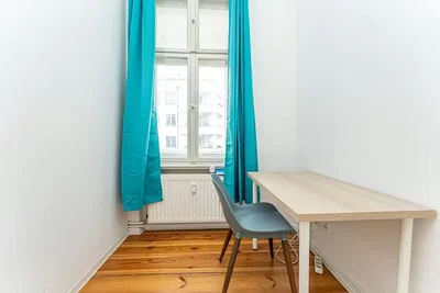 Spavaća soba; drveni pod, prirodno svjetlo, moderni stil