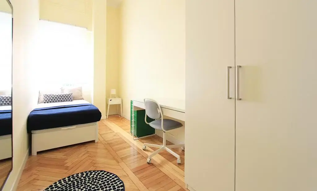Camera da letto; pavimento in legno, luce naturale
