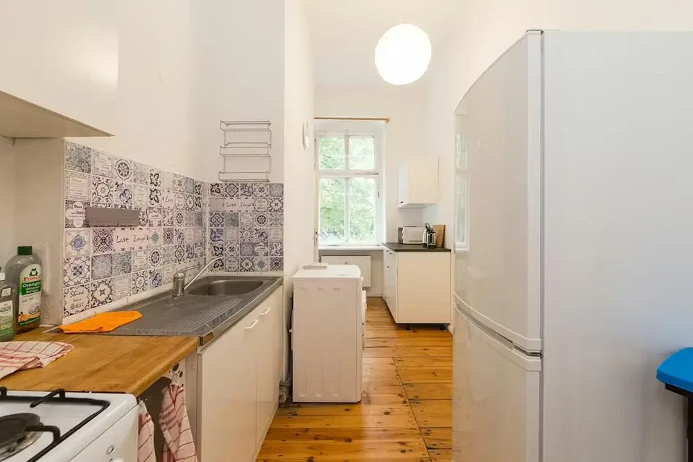 Kuhinja; kuhinjski aparati, drveni pod, prirodno svjetlo, moderni stil