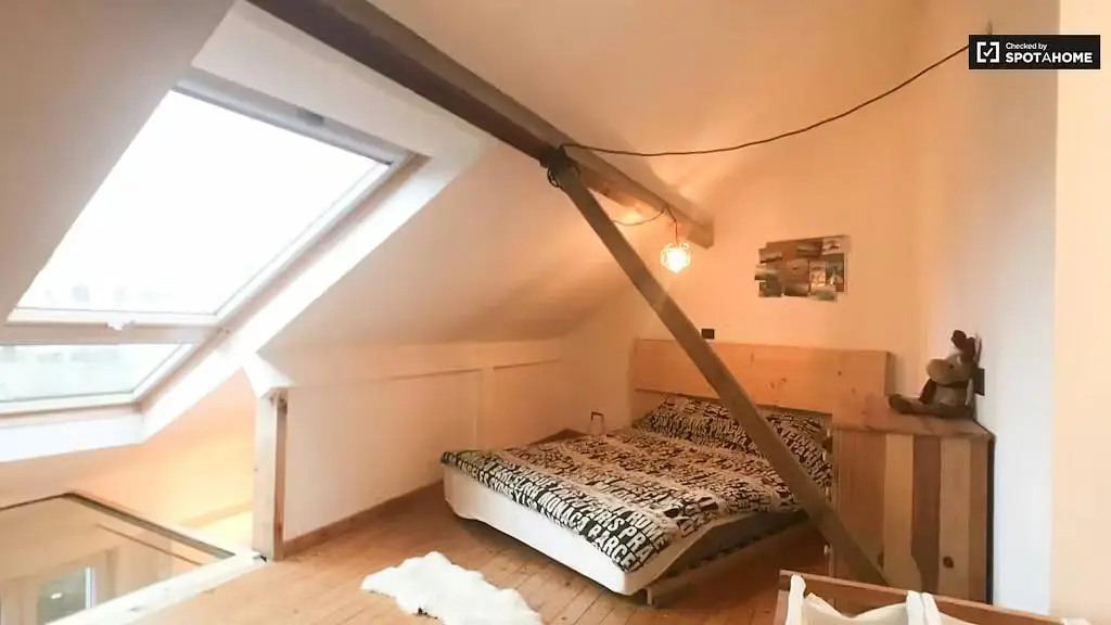 Camera da letto; luce naturale, pavimento in legno