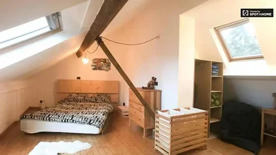 Camera da letto; pavimento in legno, luce naturale, stile rustico