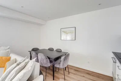 Wohnzimmer; holzboden, tageslicht, moderner stil