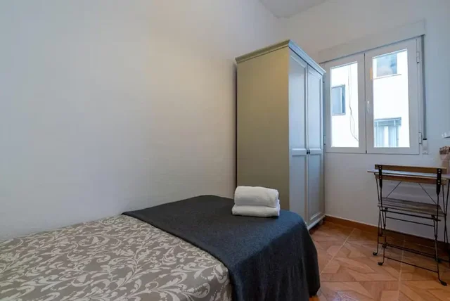 Υπνοδωμάτιο; φυσικό φως, πλακάκια