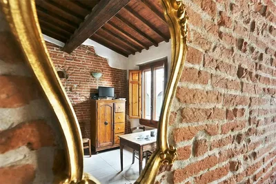 Oturma odası; ahşap kirişler, rustik stil, doğal ışık