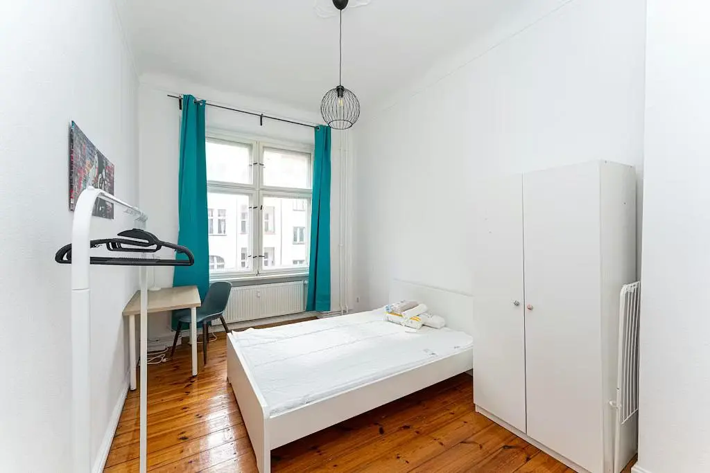 Camera da letto; pavimento in legno, luce naturale