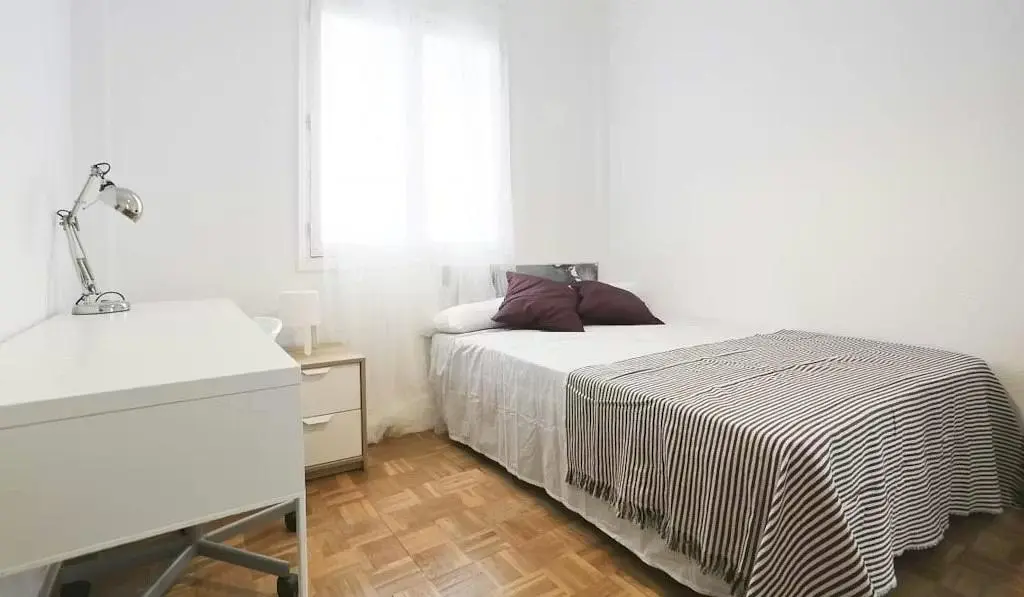 Camera da letto; luce naturale, pavimento in legno