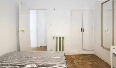 Camera da letto; pavimento in legno, luce naturale