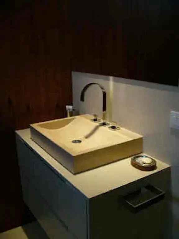 Toilette; pavimento in piastrelle, luce naturale