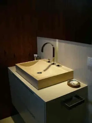 Toilette; pavimento in piastrelle, luce naturale