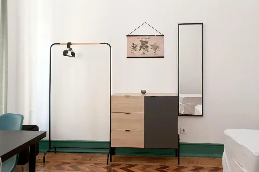 Oturma odası; ahşap zemin, doğal ışık, modern stil