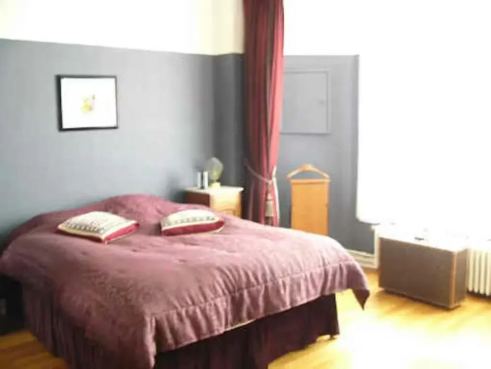 Camera da letto; luce naturale, pavimento in legno