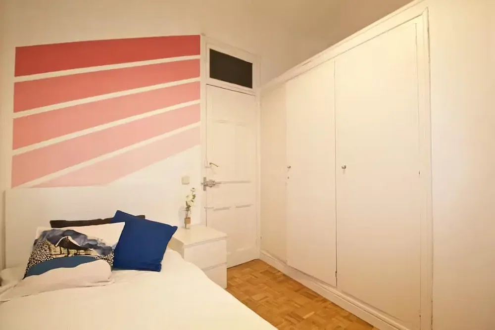 Camera da letto; pavimento in legno, luce naturale