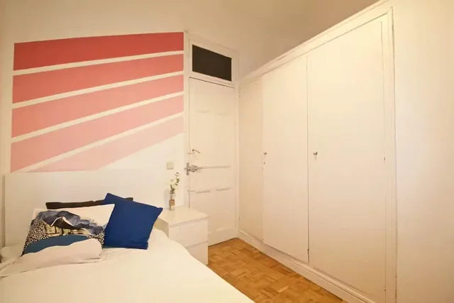 Υπνοδωμάτιο; ξύλινο πάτωμα, φυσικό φως