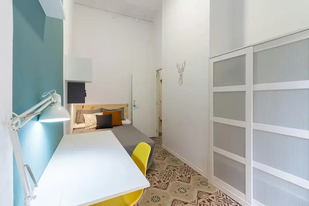 Camera da letto; pavimento in piastrelle, luce naturale