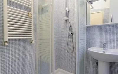 Badezimmer; fliesenboden, tageslicht, renoviert