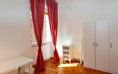 Schlafzimmer; holzboden, tageslicht