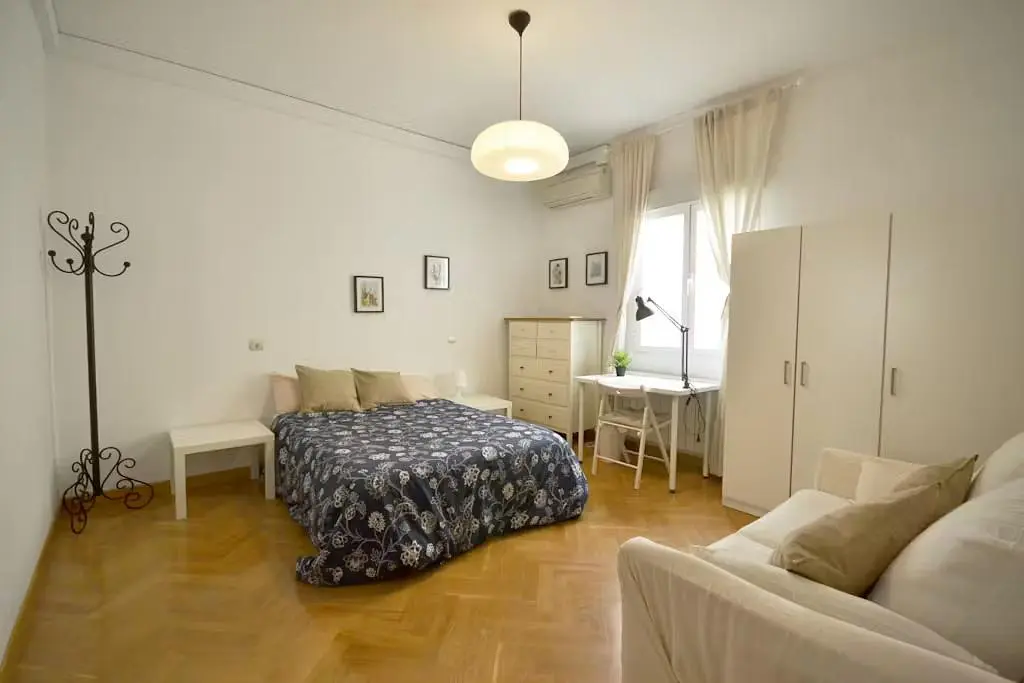 Camera da letto; luce naturale, pavimento in legno