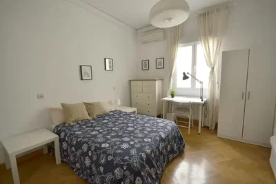 Camera da letto; luce naturale, pavimento in legno