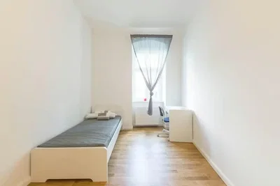 Spavaća soba; drveni pod, prirodno svjetlo