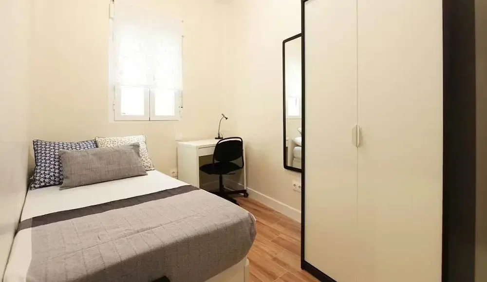 Camera da letto; luce naturale, pavimento in legno