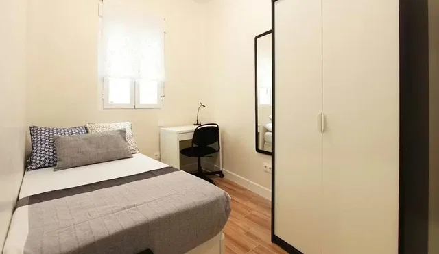 Υπνοδωμάτιο; φυσικό φως, ξύλινο πάτωμα