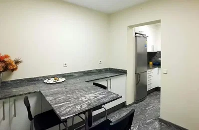 Cucina; elettrodomestici, pavimento in piastrelle, luce naturale
