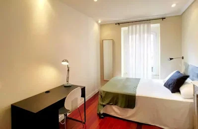 Camera da letto; pavimento in legno, luce naturale