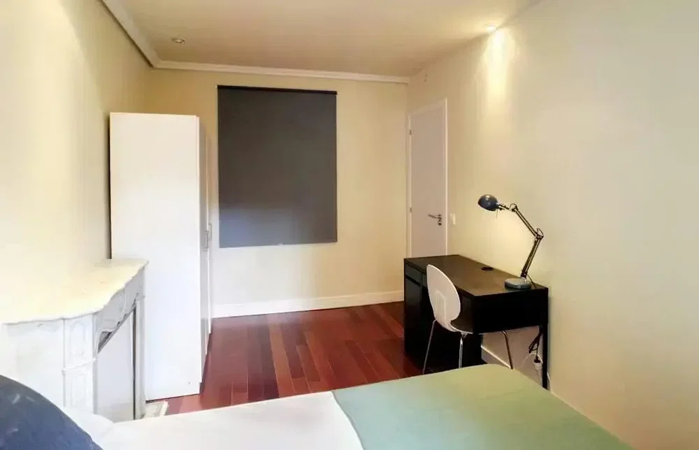 Camera da letto; pavimento in legno, luce naturale
