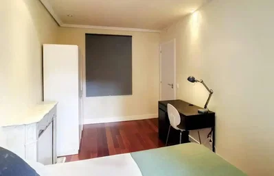 Camera da letto; pavimento in legno, luce naturale