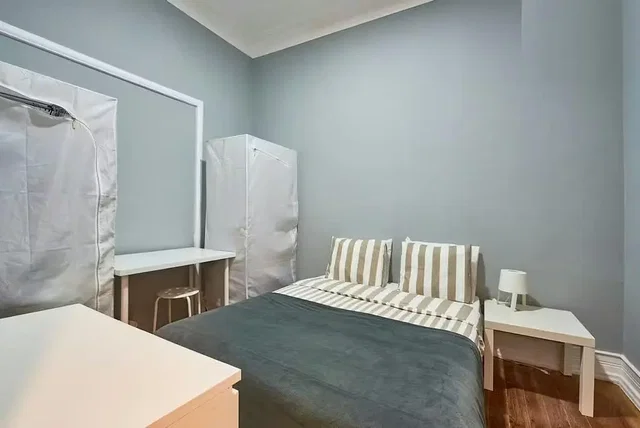 Ložnice; dřevěná podlaha, přirozené světlo