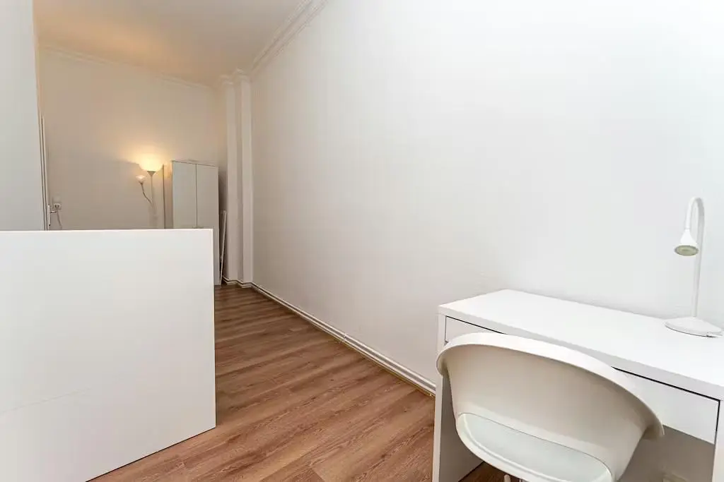 Schlafzimmer; holzboden, tageslicht, moderner stil