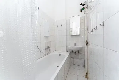 Badezimmer; fliesenboden, tageslicht