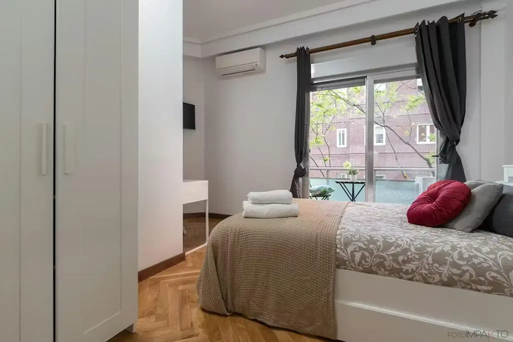Camera da letto; luce naturale, pavimento in legno