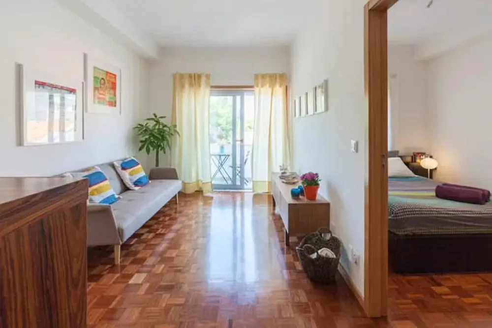 Wohnzimmer; holzboden, tageslicht, moderner stil