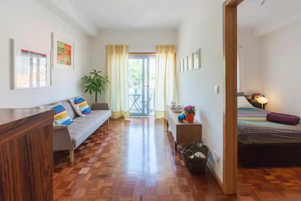 Wohnzimmer; holzboden, tageslicht, moderner stil