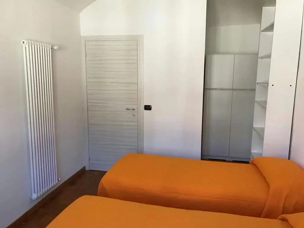 Schlafzimmer; holzboden, tageslicht