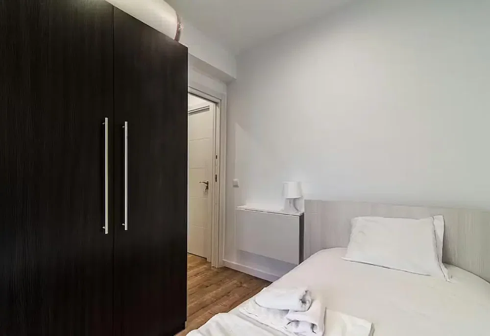Schlafzimmer; holzboden, tageslicht
