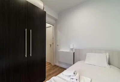 Schlafzimmer; holzboden, tageslicht